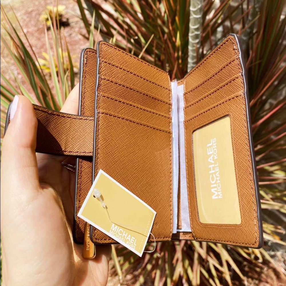 Gaby’sBags👜👛-NWT Michael Kors Bifold Wallet - Picture 5 of 8